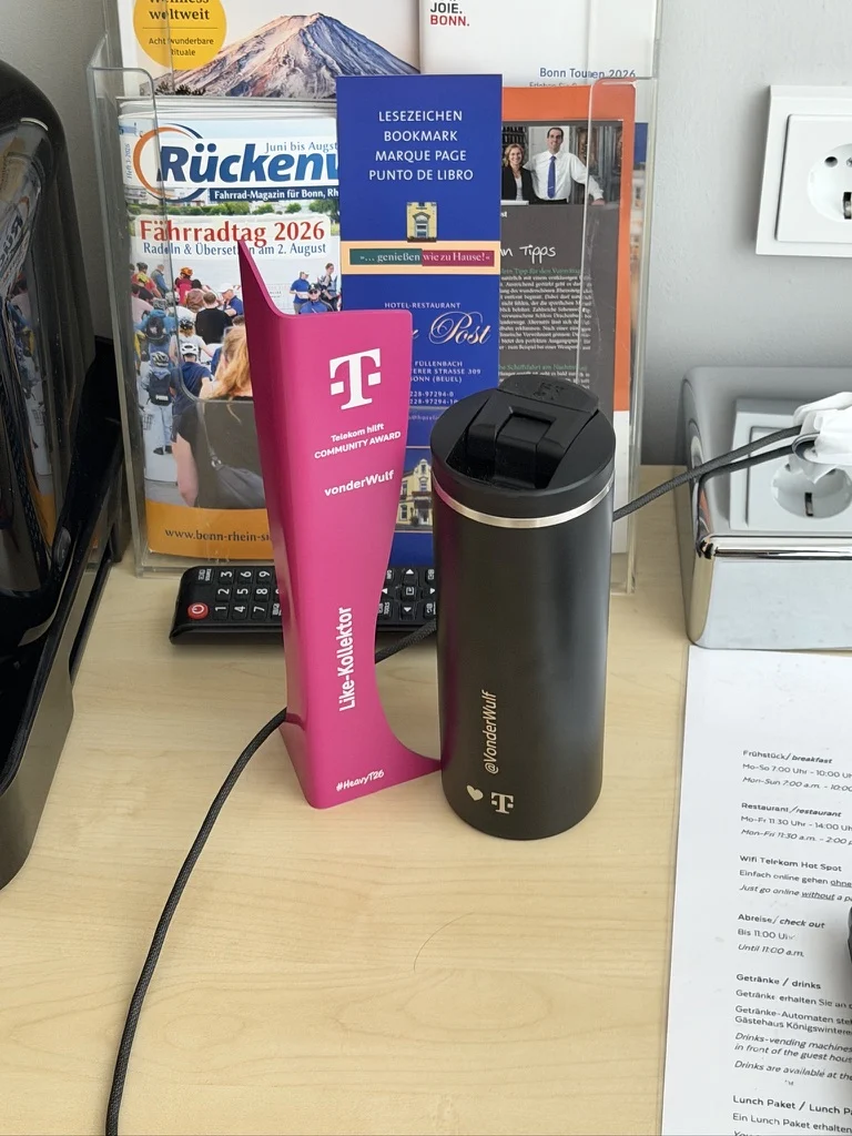 Like-Kollektor-Award von Telekom hilft mit dem Namen VonderWulf auf einem Tisch