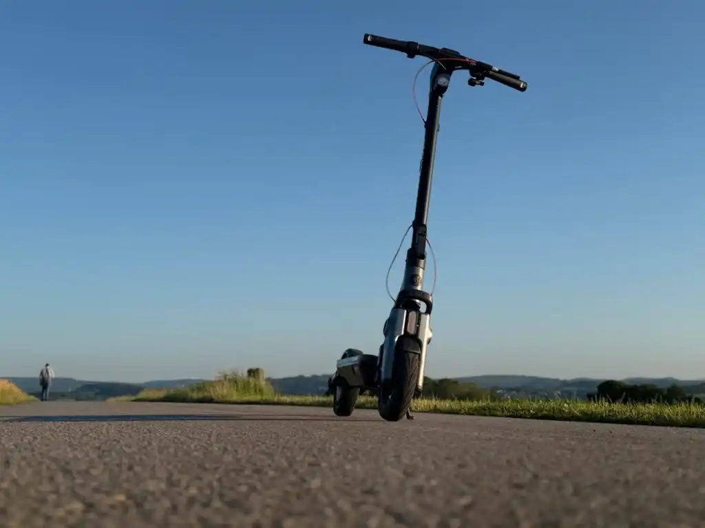 Segway F3 auf einem Weg vor hügeliger Landschaft